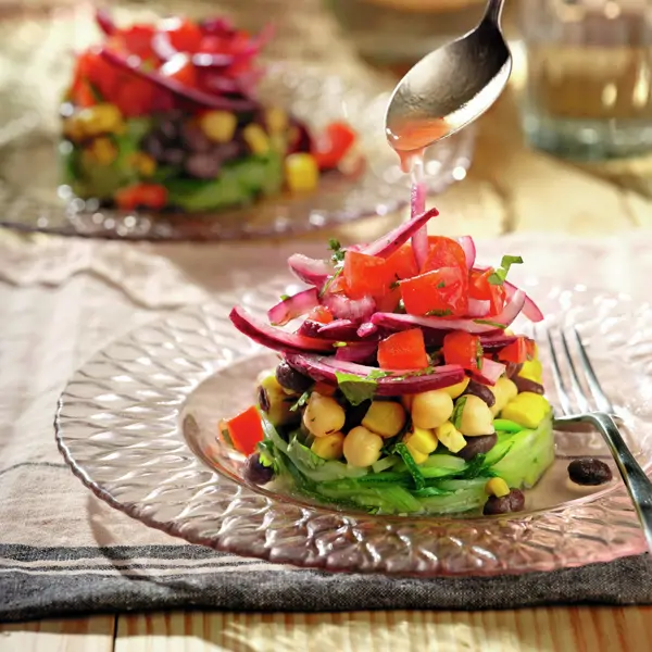 Ensalada de garbanzos con tiras de calabacín