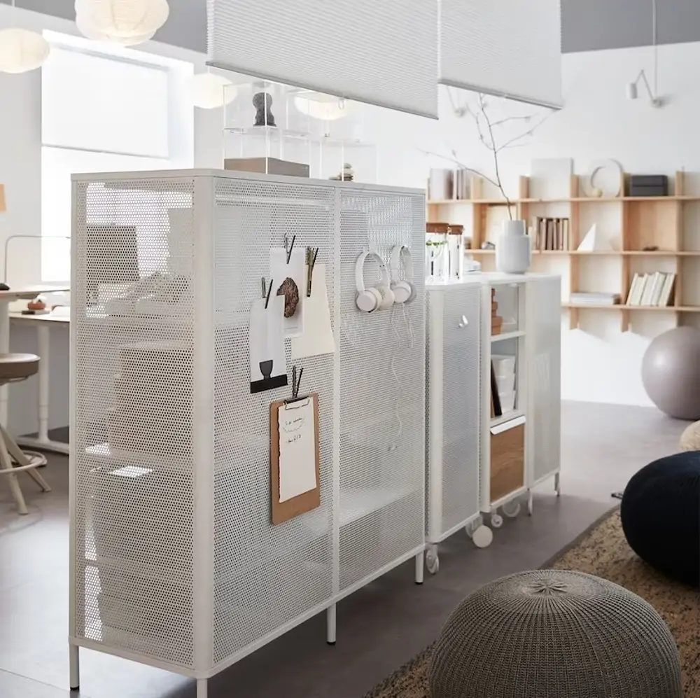 Estantería BEKANT de IKEA para separar ambientes.