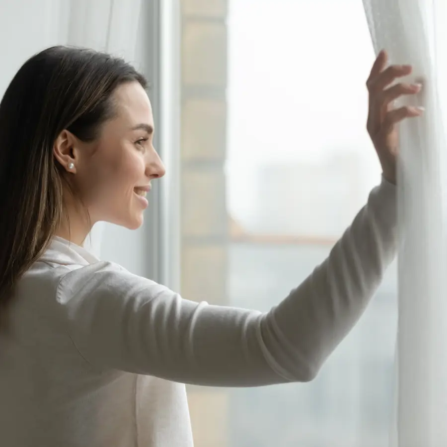 Mujer con mosquitera ventana