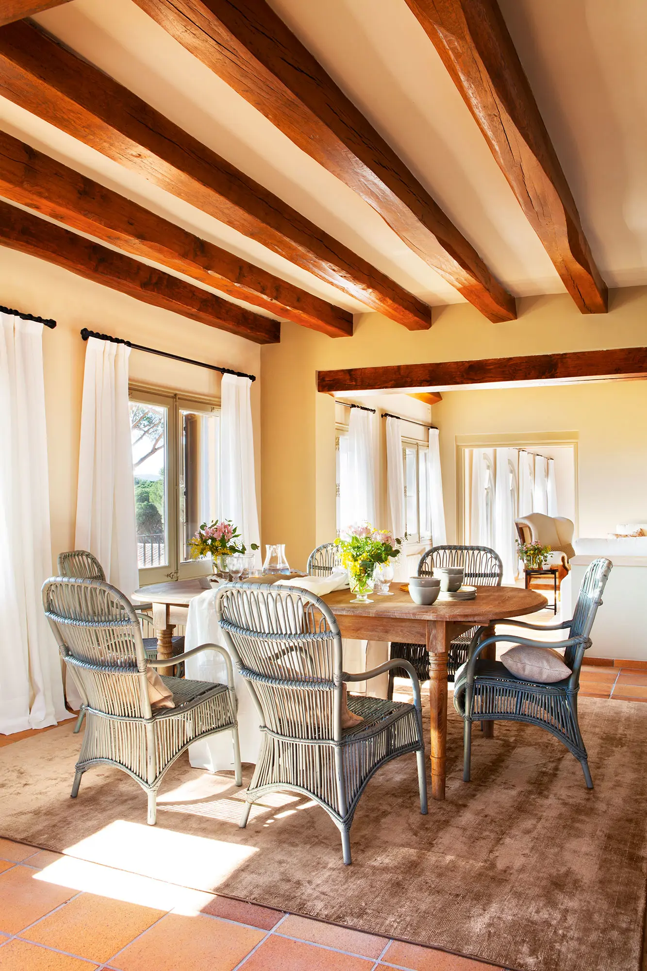 Comedor con vigas de madera y mesa ovalada de madera y butacas de fibras_00425503