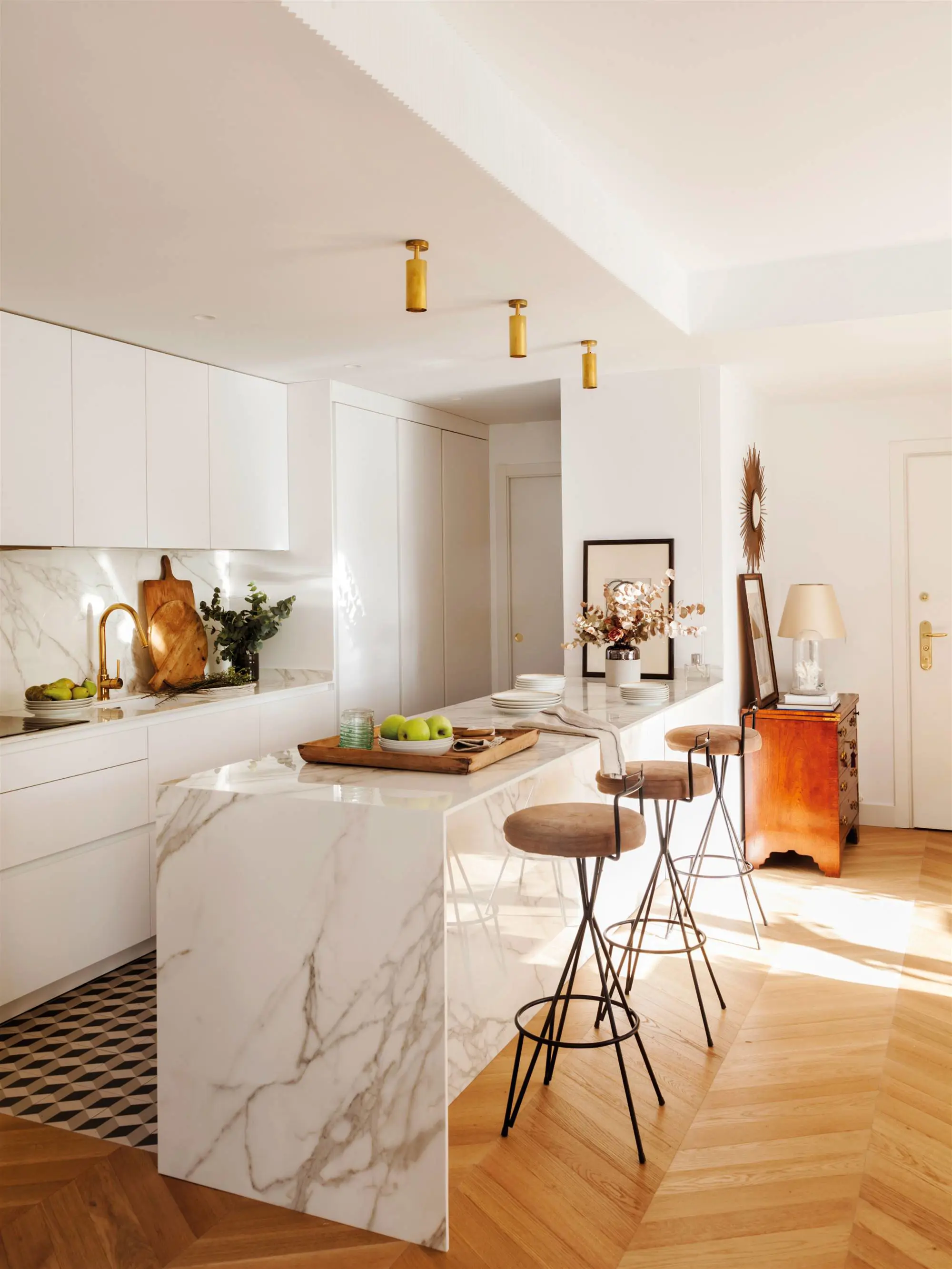 Cocina blanca con barra de desayunos