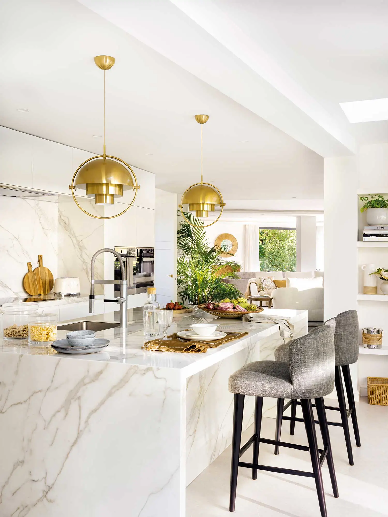 Cocina blanca con detalles dorados