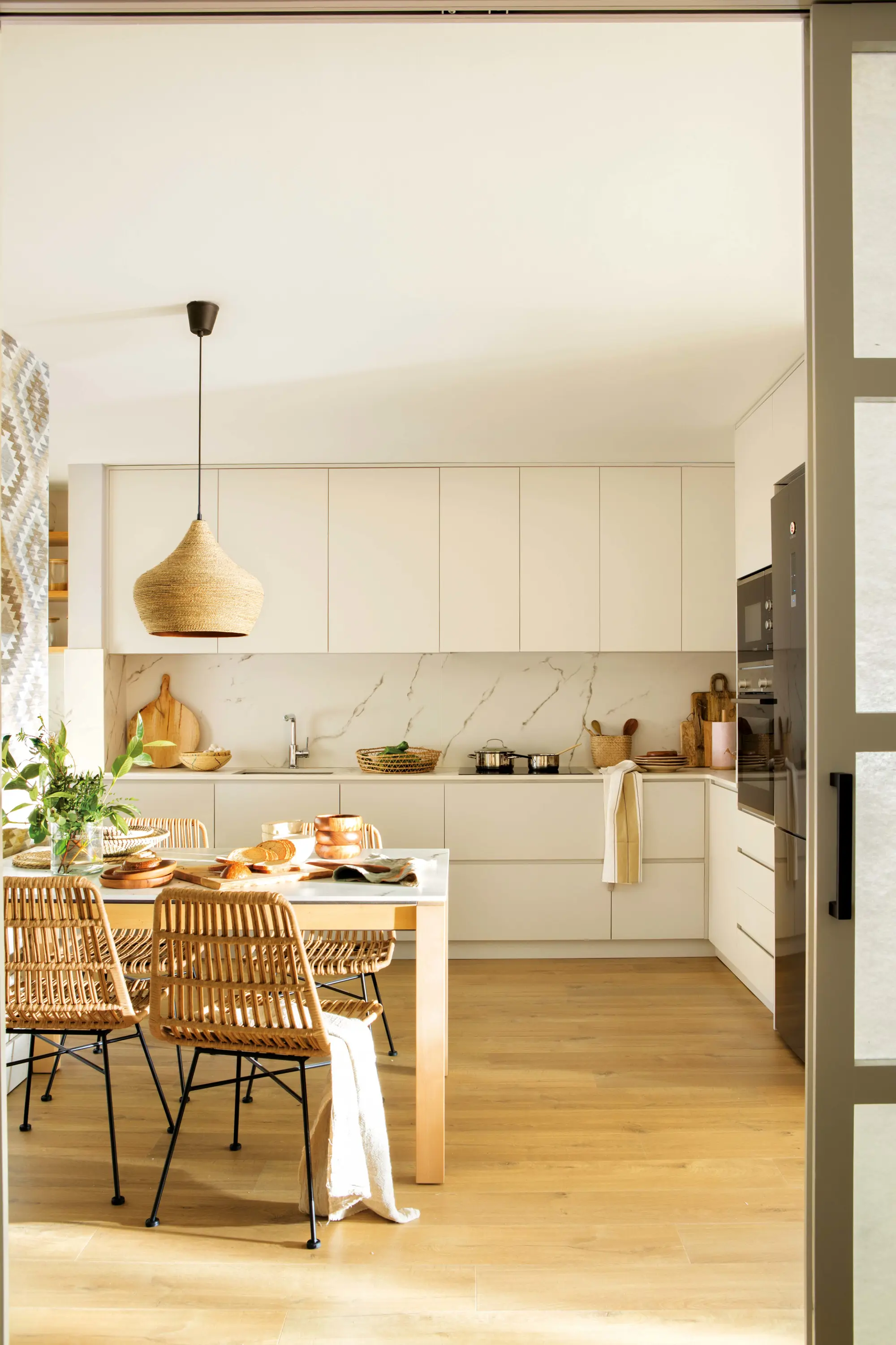 Cocina blanca con office y papel pintado