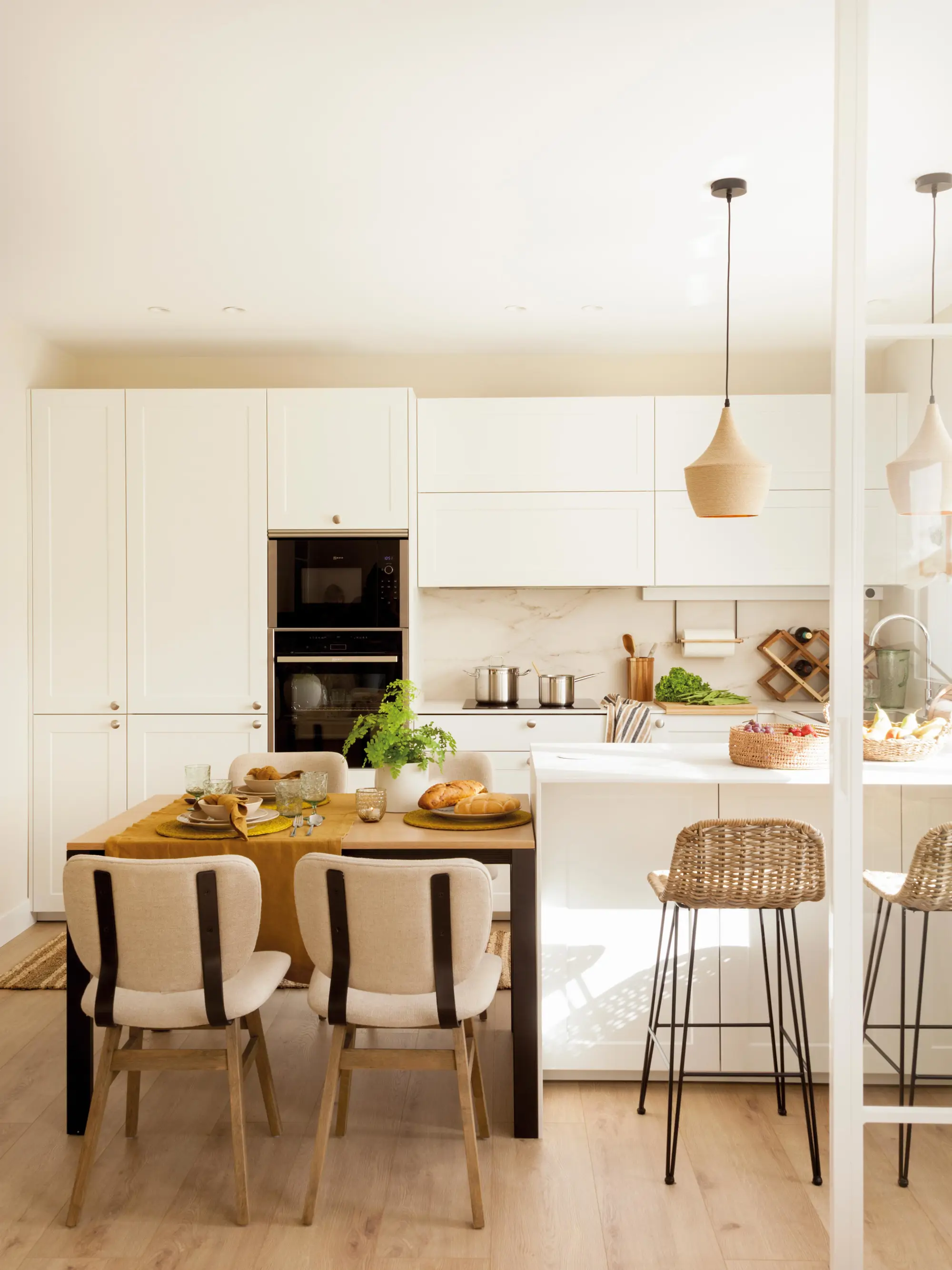 Cocina blanca con isla y office