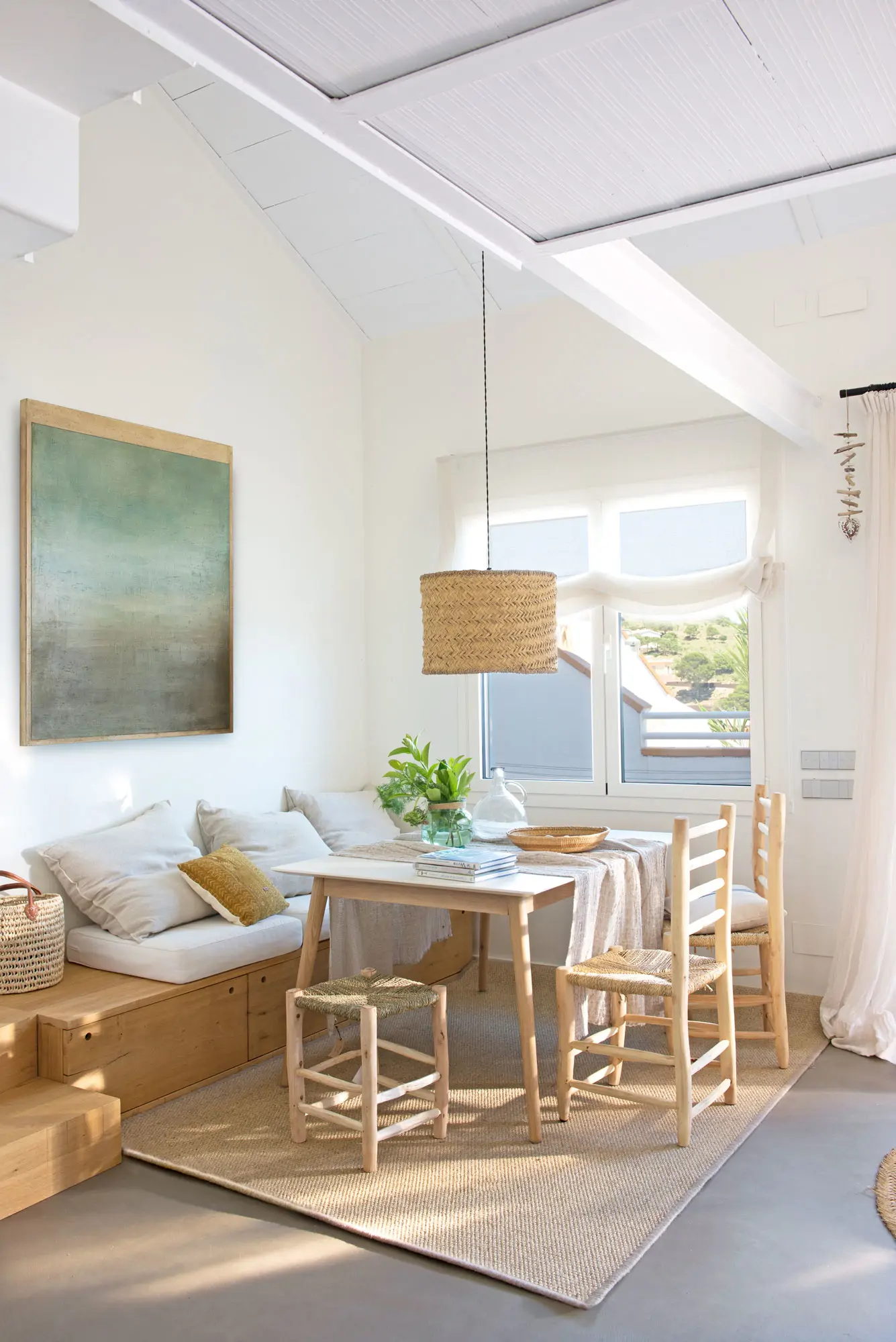 Comedor junto a la ventana