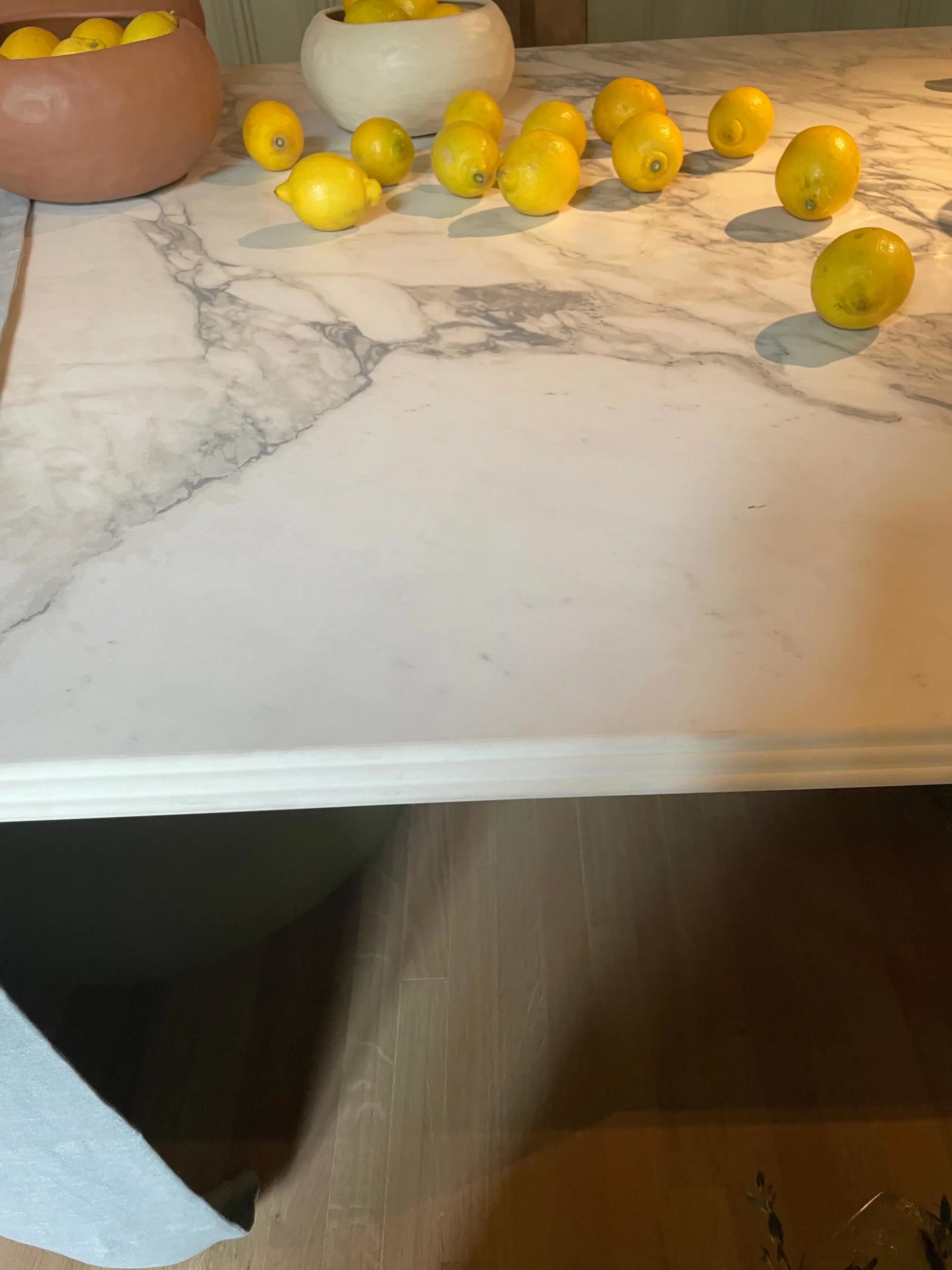 Detalle de encimera de cocina con cantos estriados en Casa Decor 2025