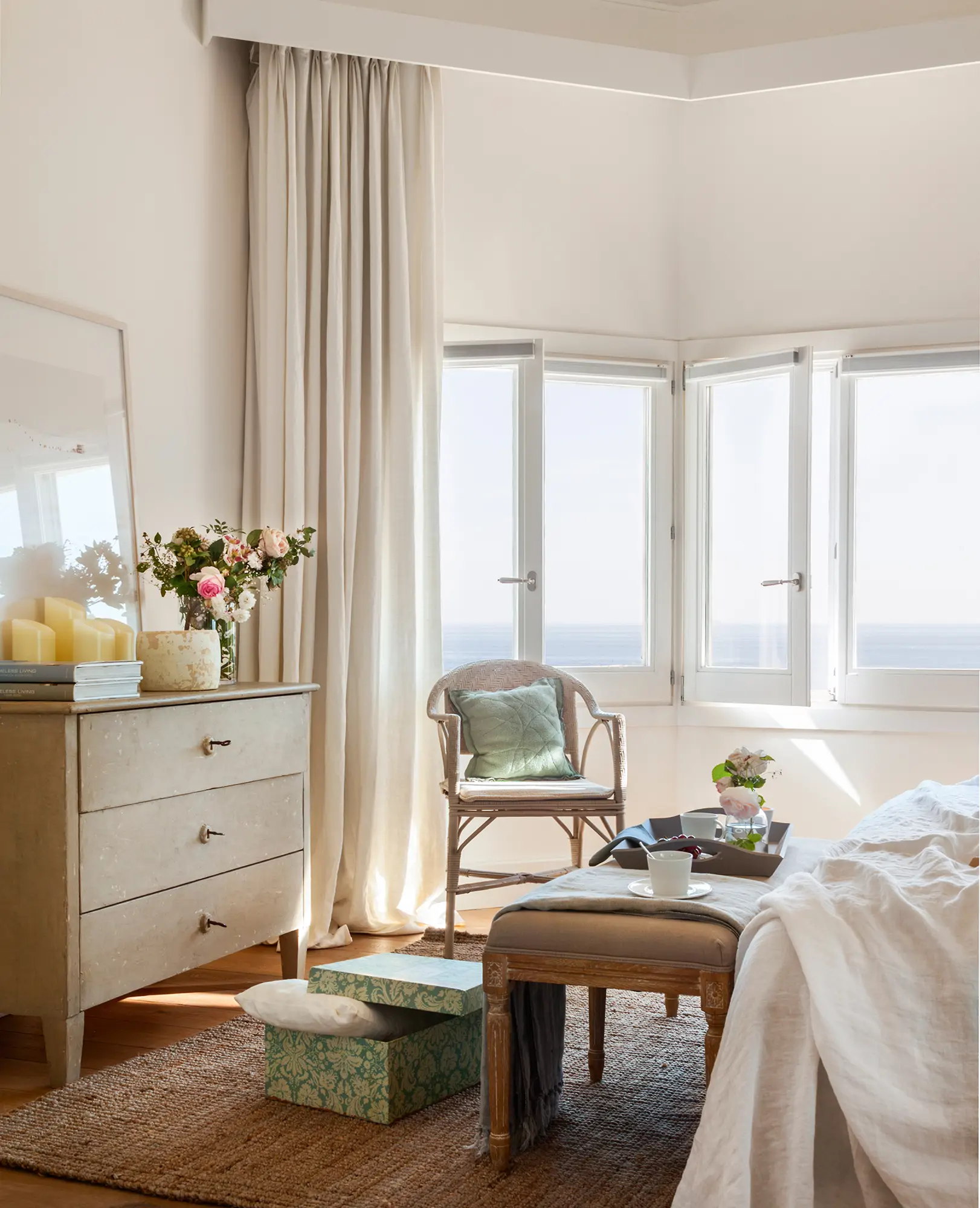 Dormitorio con ventanas con vistas al mar