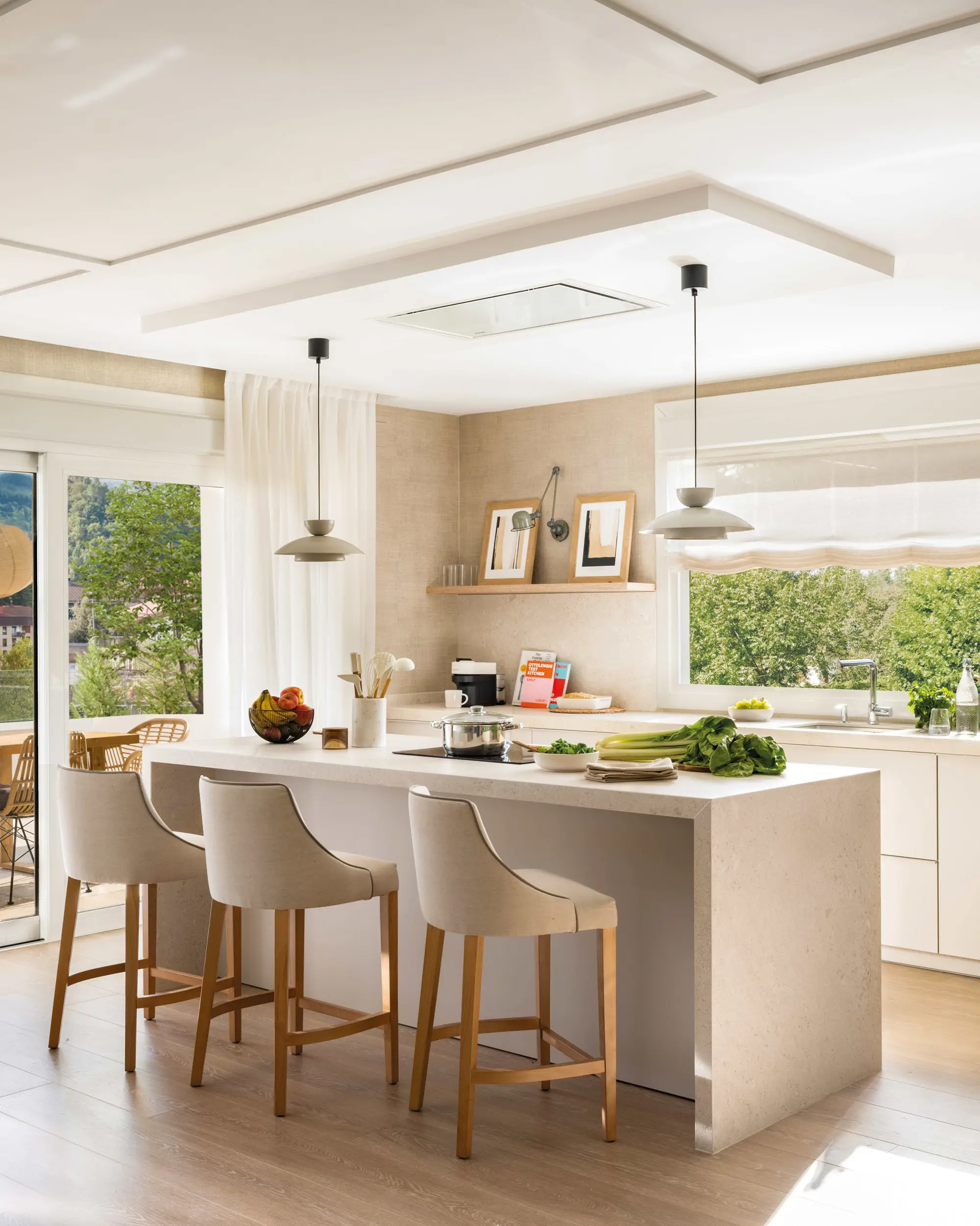 Cocina moderna con isla central y campana integrada