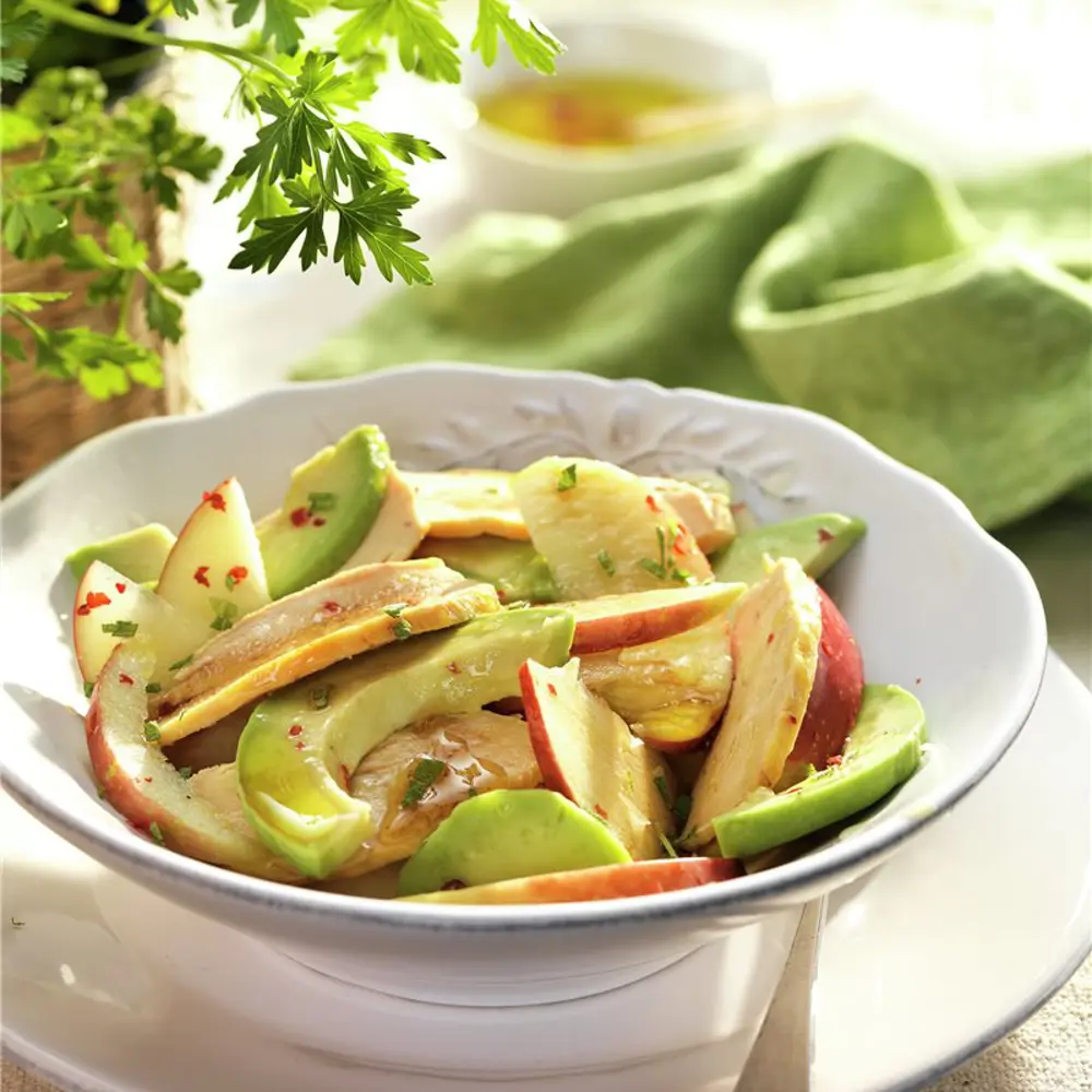 Ensalada de pollo con aguacate y manzana