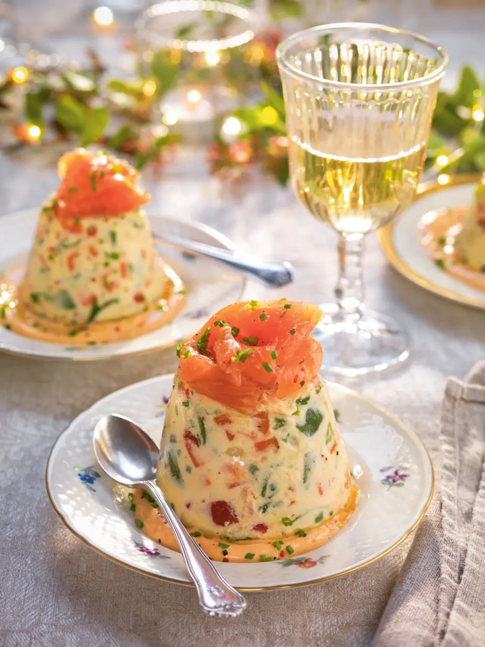 Flanecitos de ensaladilla de salmón, judías verdes y merluza