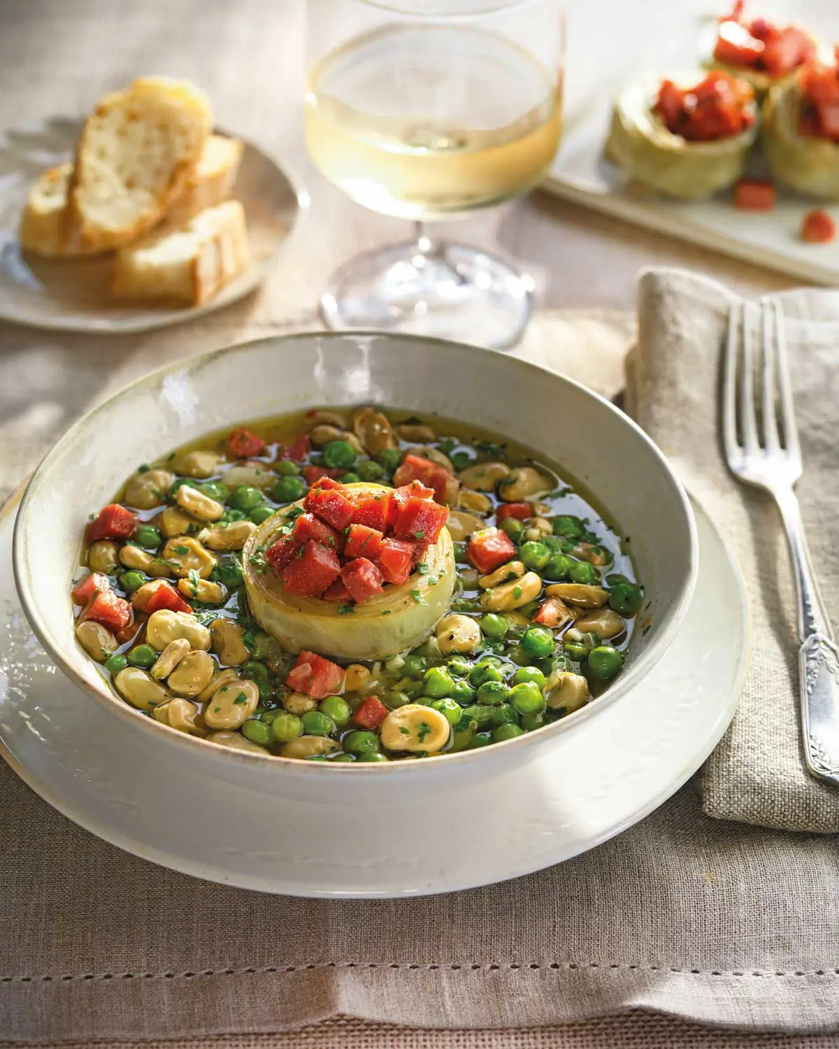 Guisantes con alcachofas y jamón