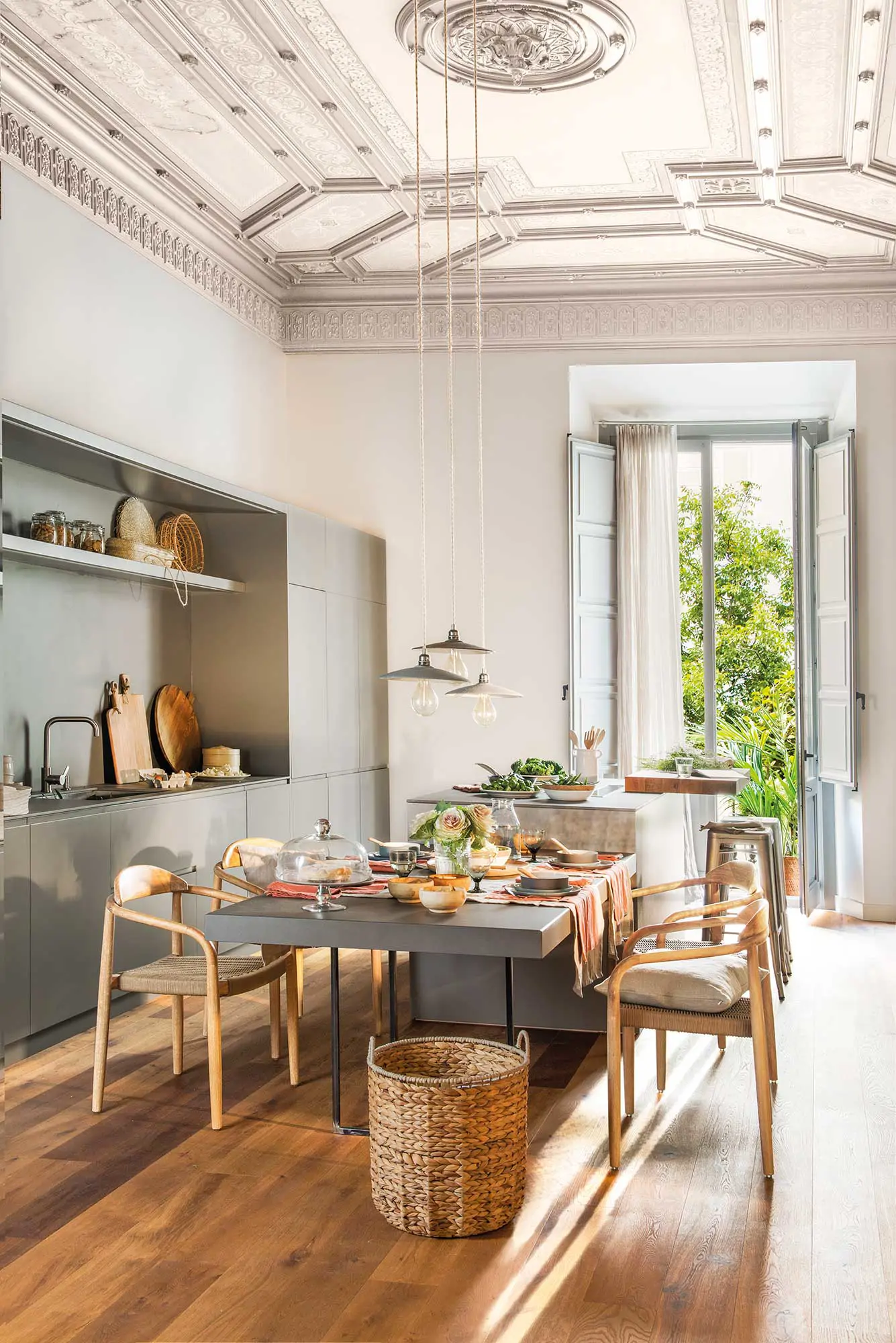 Cocina con isla central y mesado anexo