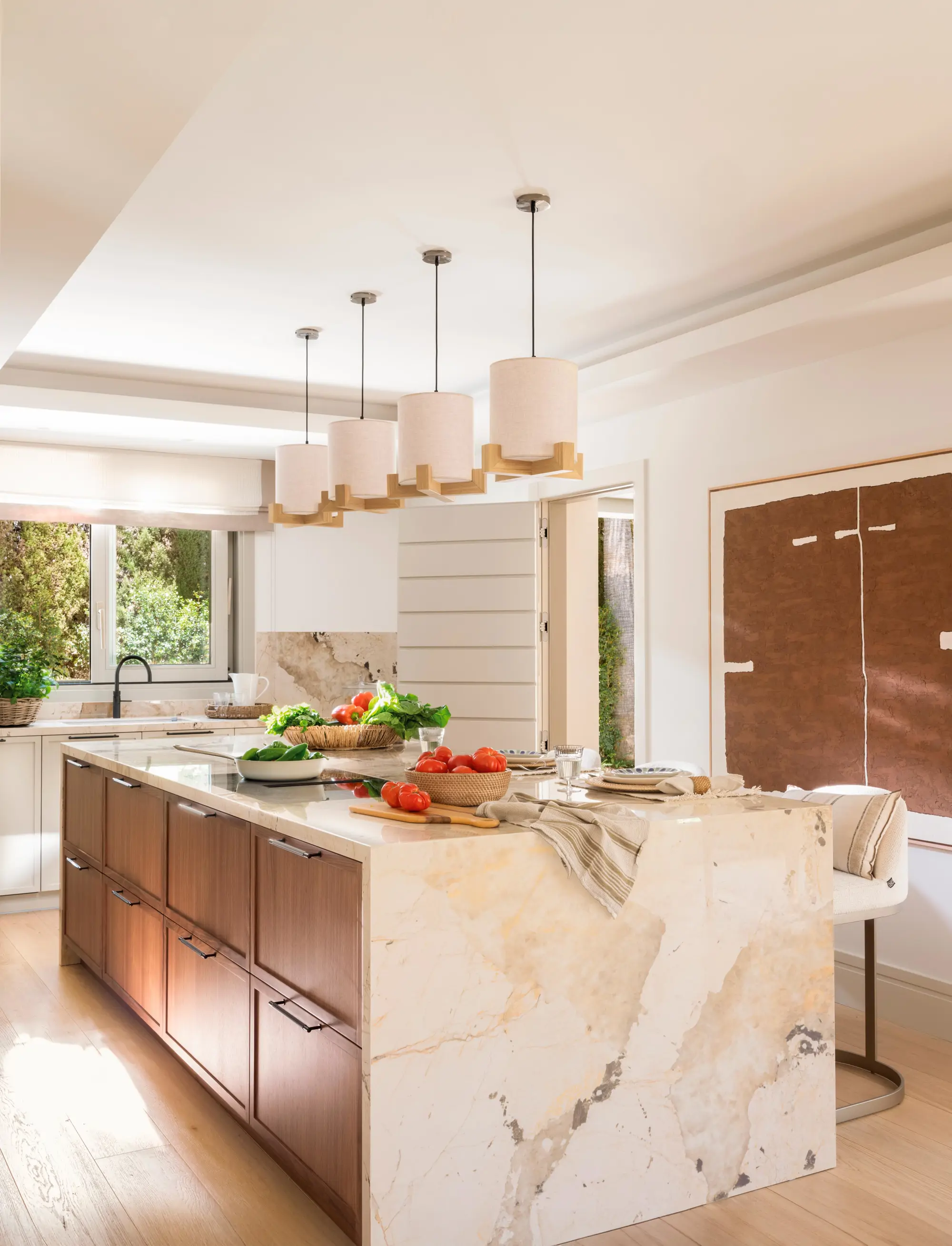 Cocina moderna con isla de madera y mármol y cuadro