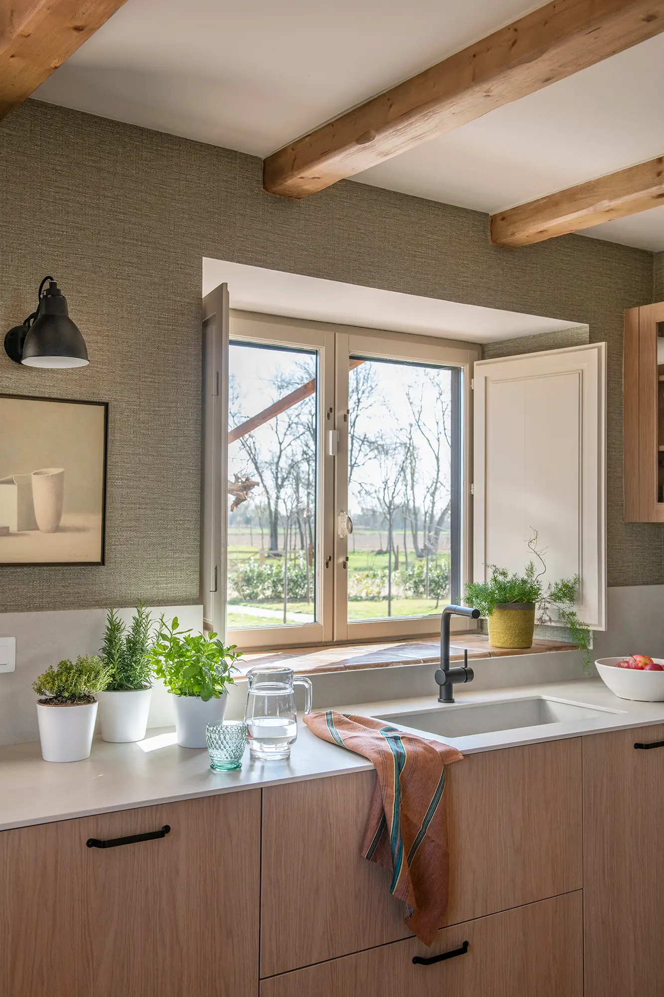 Cocina con ventana junto al fregadero.