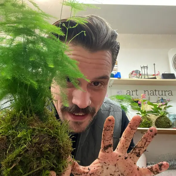 Rafa Monzón, experto en plantas y florista: “Entre el 50% y el 90% de las plantas de jardín e interior no sobrevive al exceso de agua”