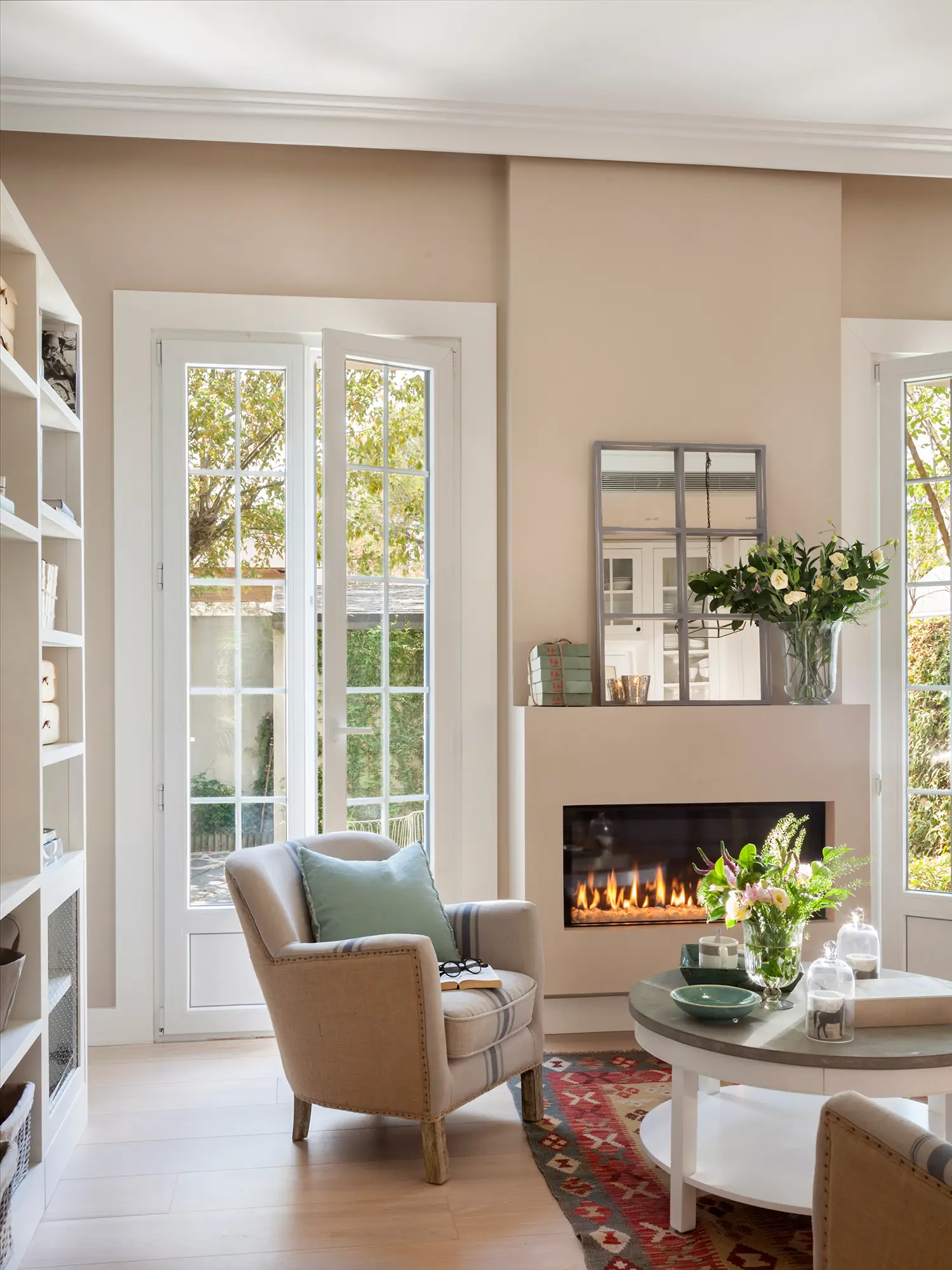 Salón con chimenea y ventanas con cuarterones