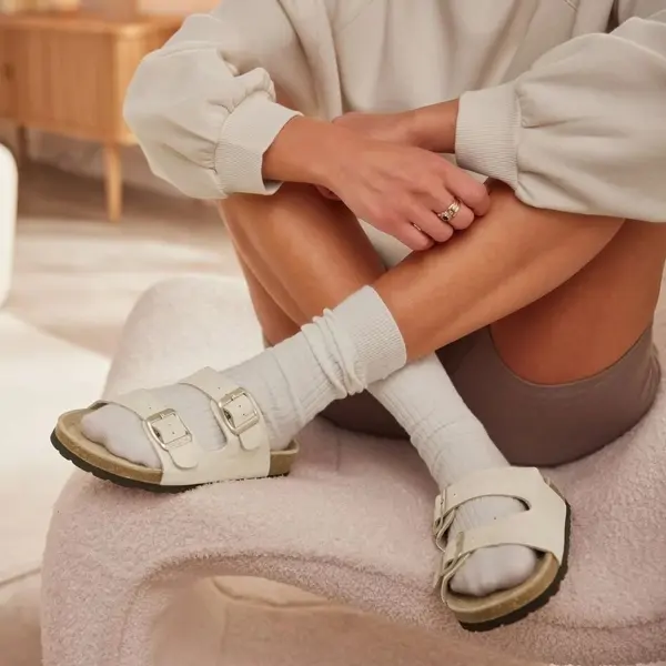 Frescas, cómodas y muy elegantes: las sandalias Birkenstock “tipo doble hebilla” y 5 alternativas (desde 8€) de Lidl, H&M o Cortefiel