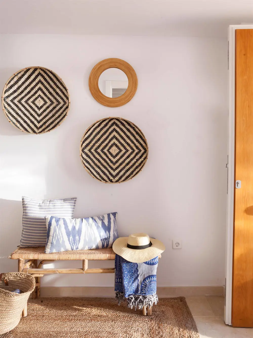 00526300 Recibidor con cestos decorando pared
