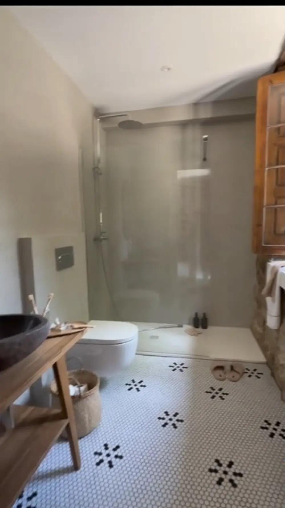 Baño con microcemento y madera
