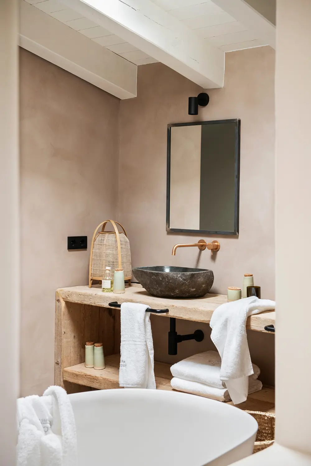 Baño con paredes de acabado lime wash