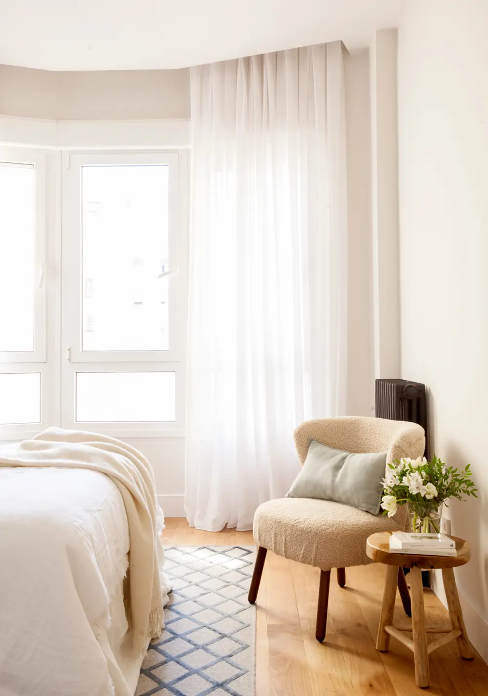 Dormitorio con butaca bouclé