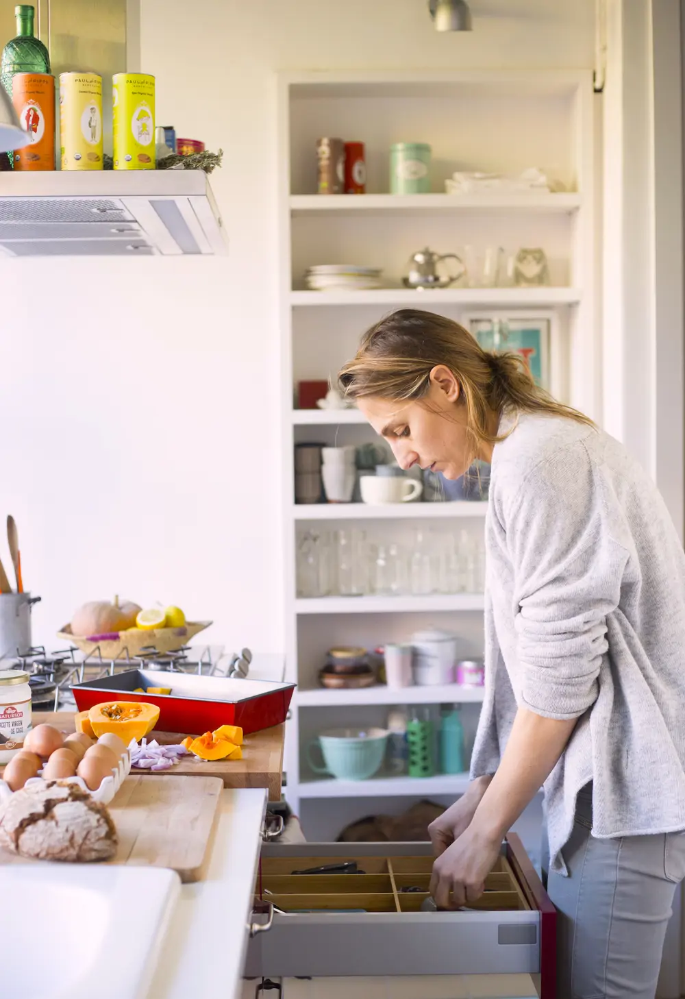 mujer en la cocina sacando cubiertos 00449775 O