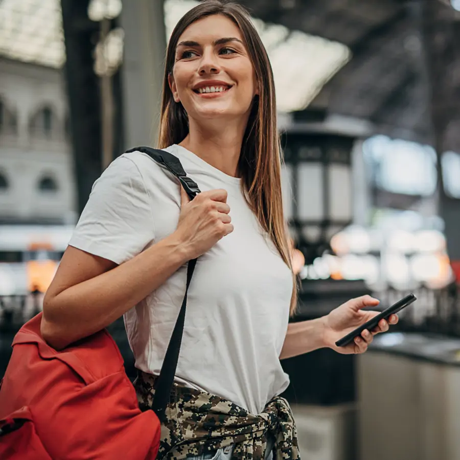 Mujer estación de tren iStock