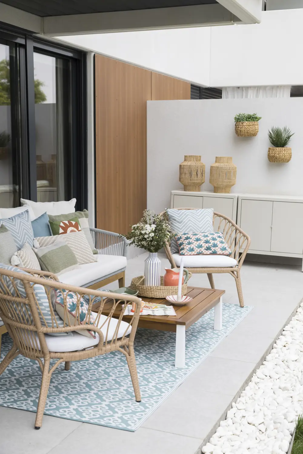 Terraza en madera y fibras naturales