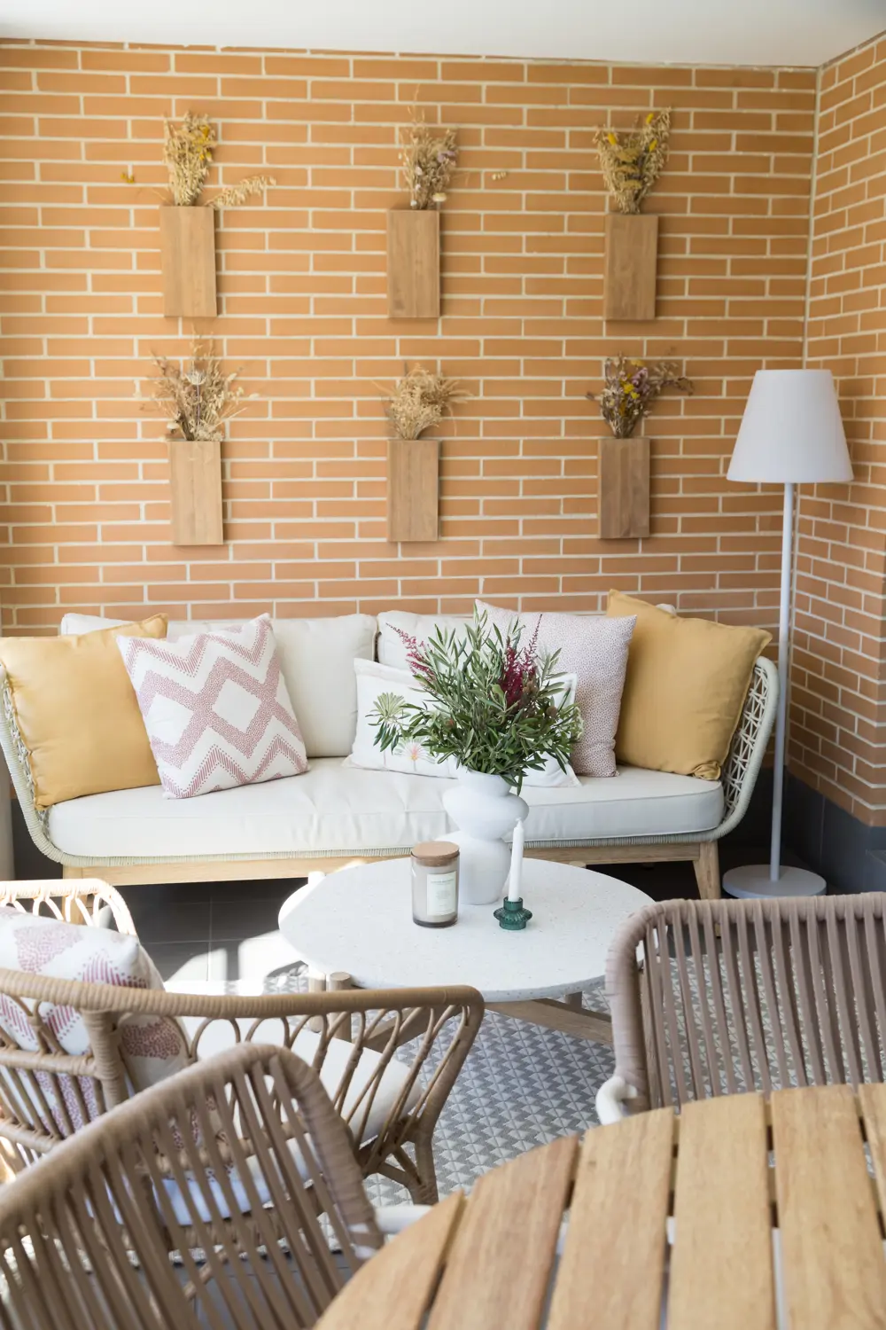 Terraza en tonos blancos y madera