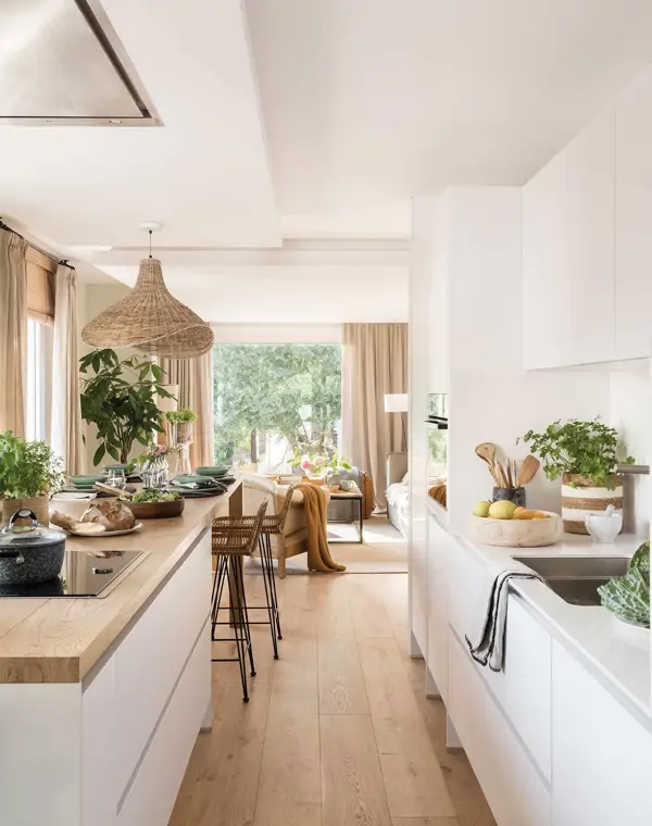 Un arquitecto, un interiorista y una estilista consiguen que una cocina blanca no se vea fría ni sosa: "No es para nada imposible"