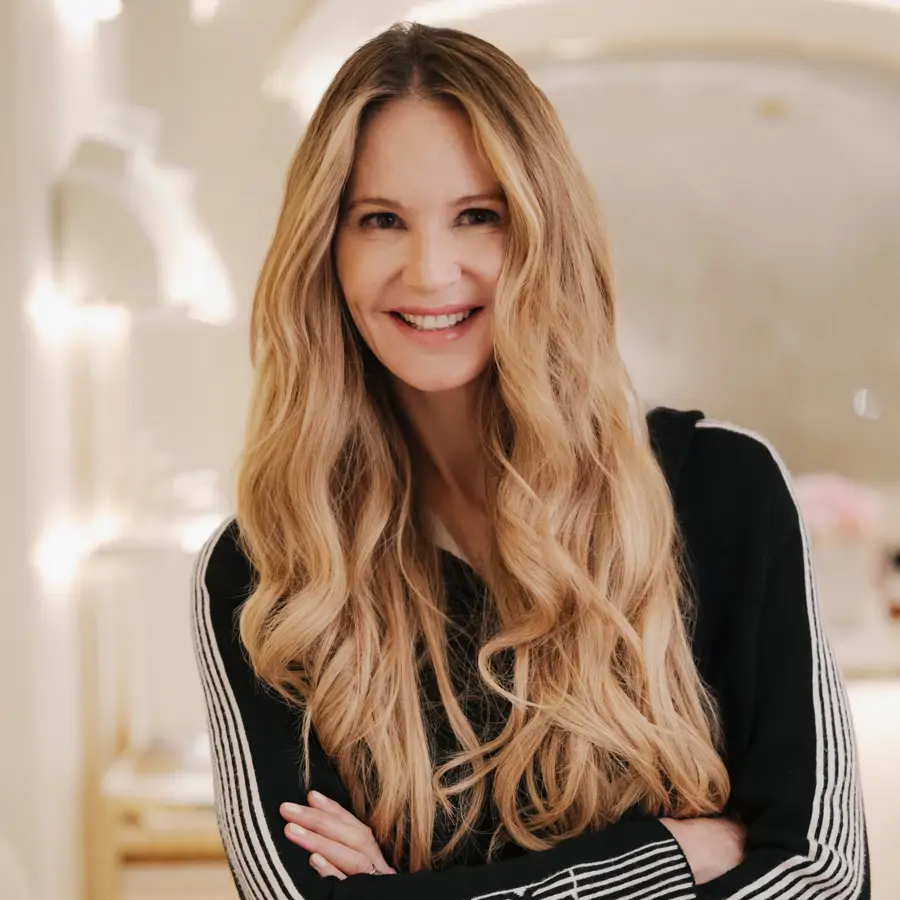 La modelo australiana Elle Macpherson confiesa cómo decora su dormitorio para dormir mejor. 