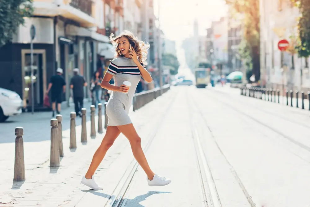 Mujer en zapatillas de verano