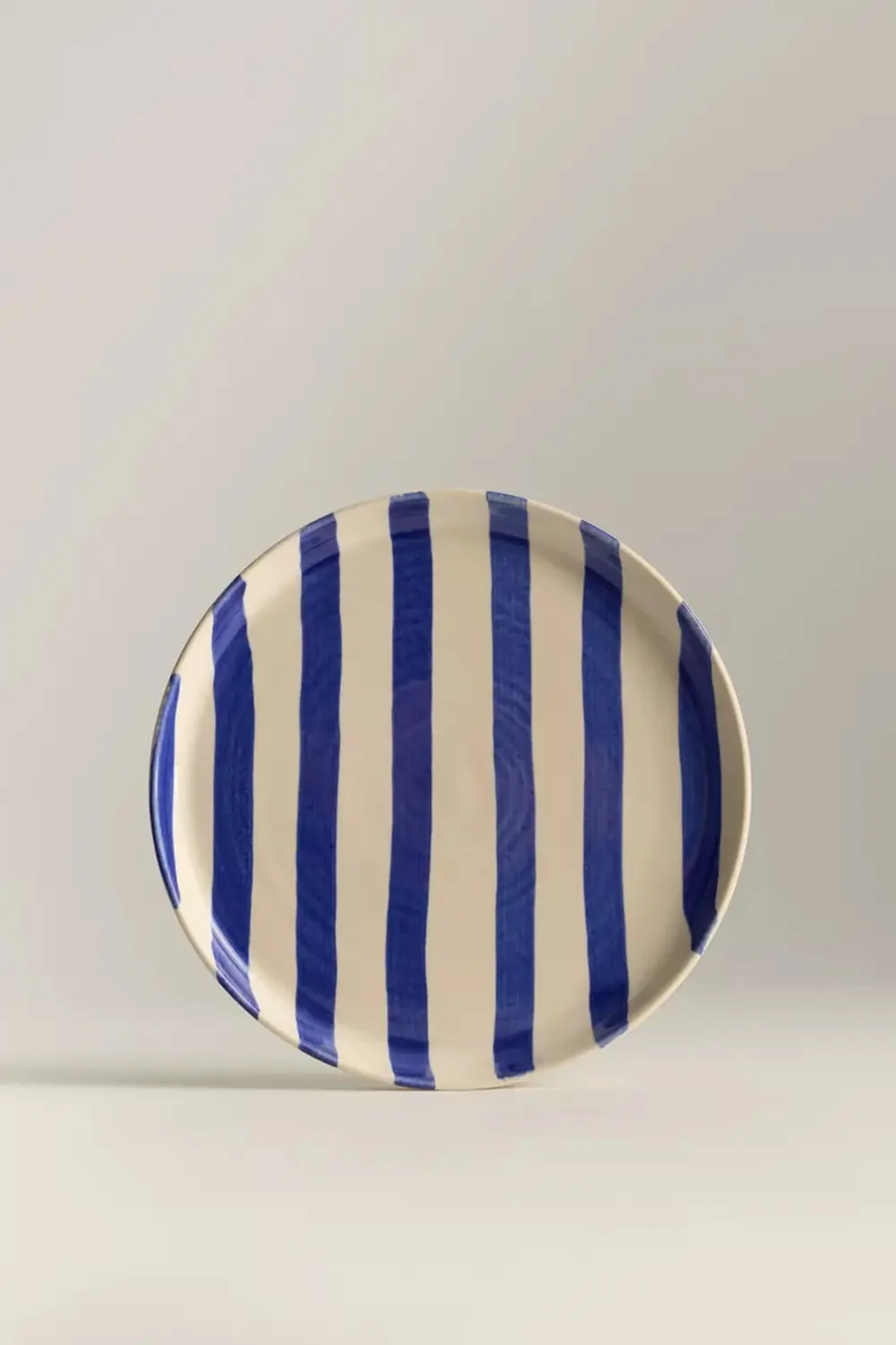Plato de postre con estampado de rayas