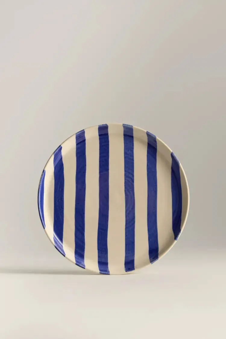 Plato de postre con estampado de rayas