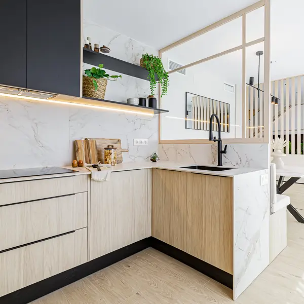 Elisa Iglesias, interiorista: "He transformado un dormitorio en una cocina pequeña, moderna y abierta con pared de cristal"