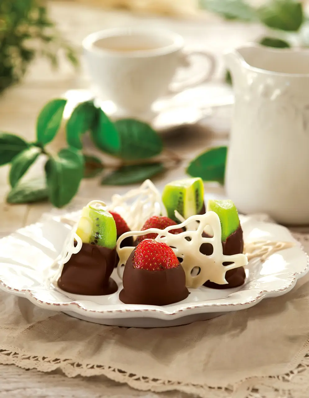 Bombones de fresa y kiwi con chocolate