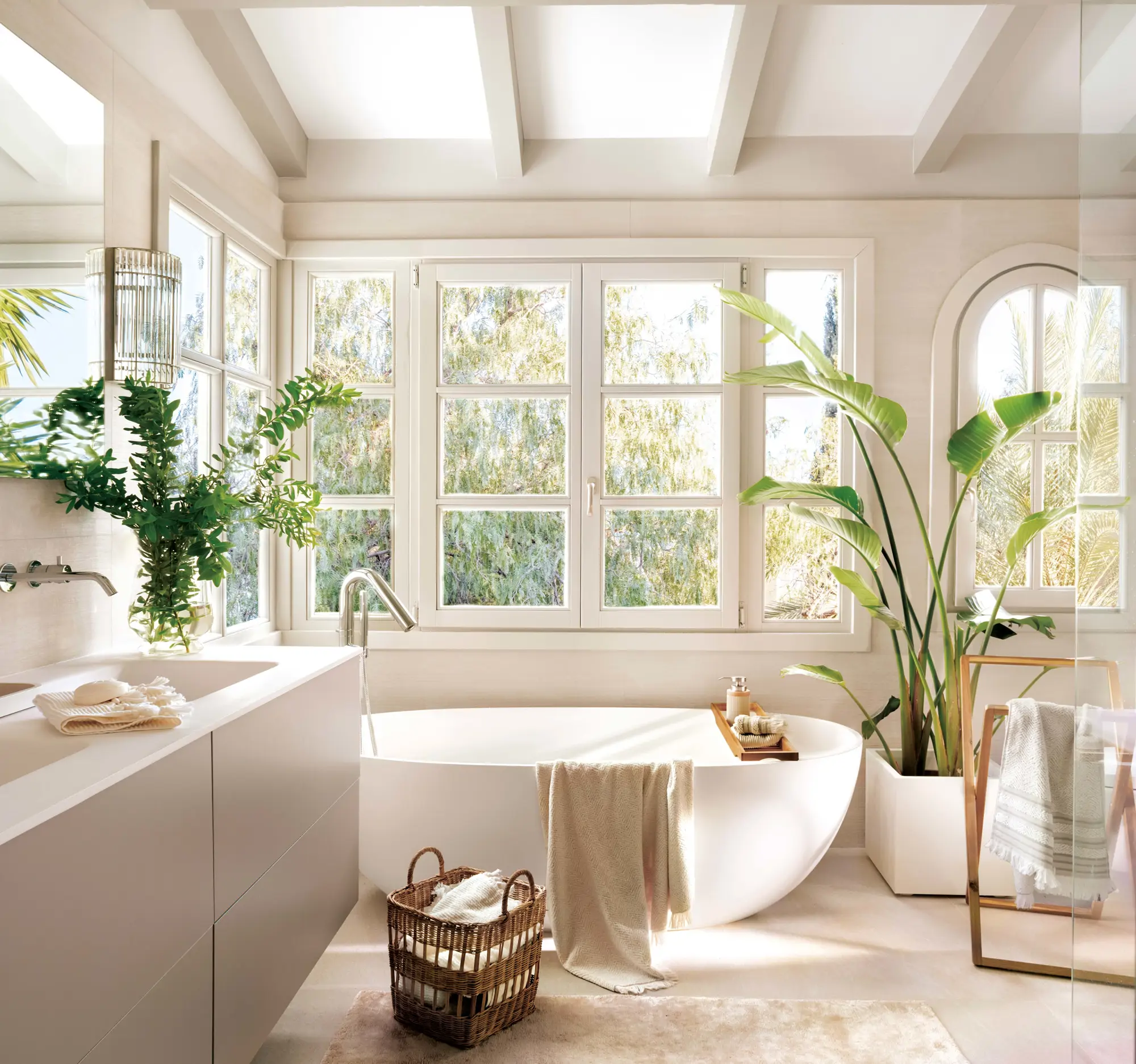 Baño blanco con bañera exenta y plantas XL