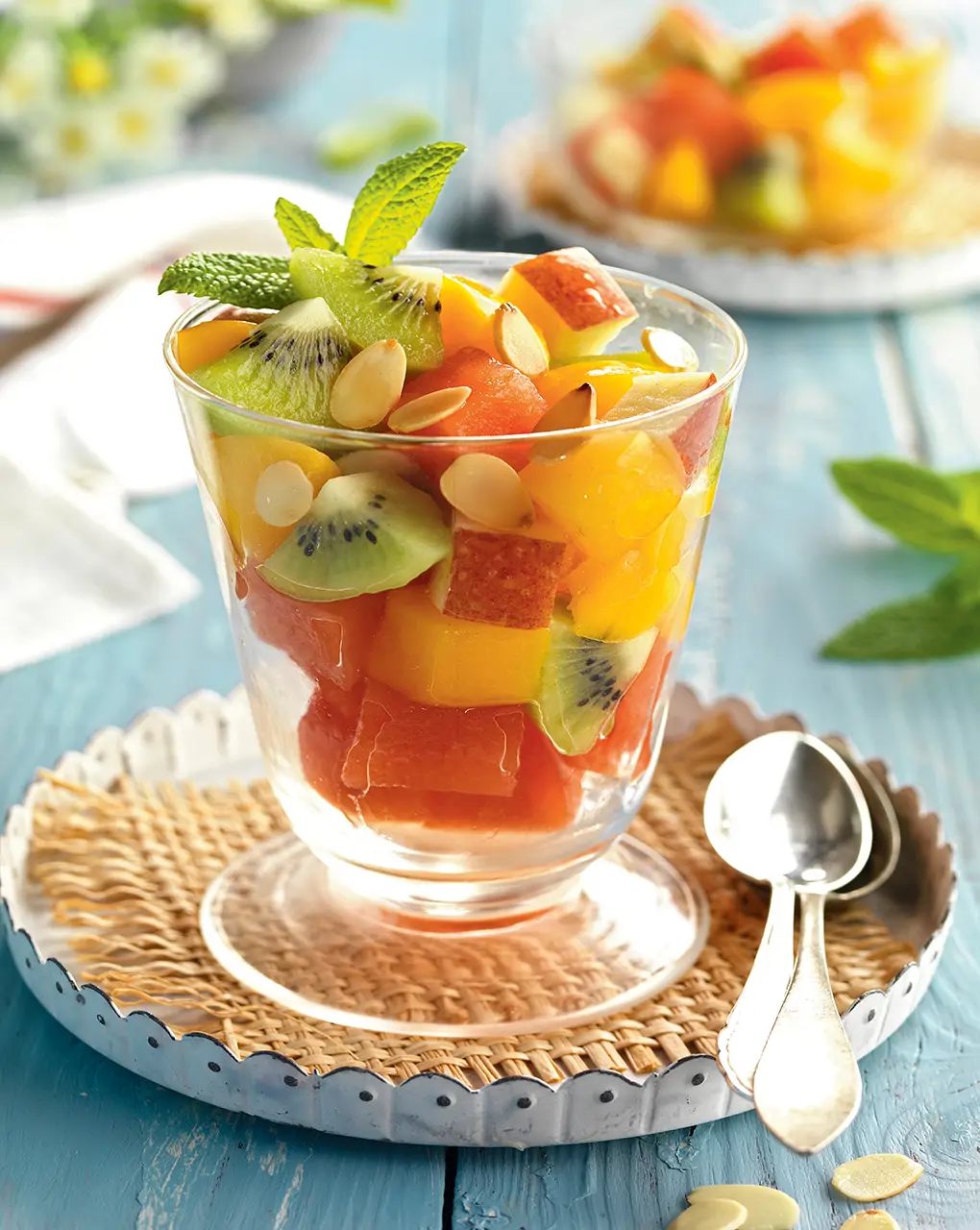 Macedonia de frutas con almendras.