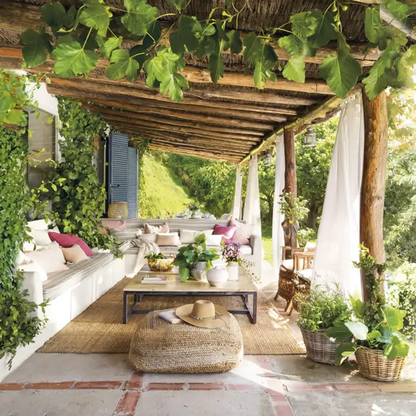 Los 43 mejores porches y terrazas con plantas trepadoras y enredadoras de El Mueble. ¡Te van a enamorar!