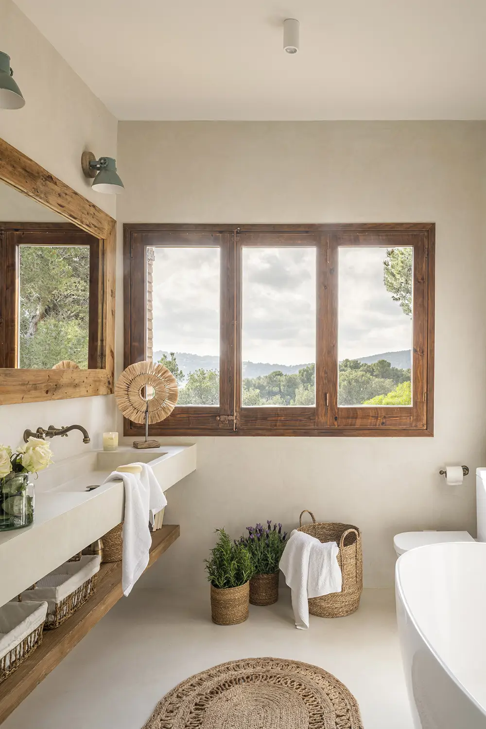 baño ventanales que dan al exterior 