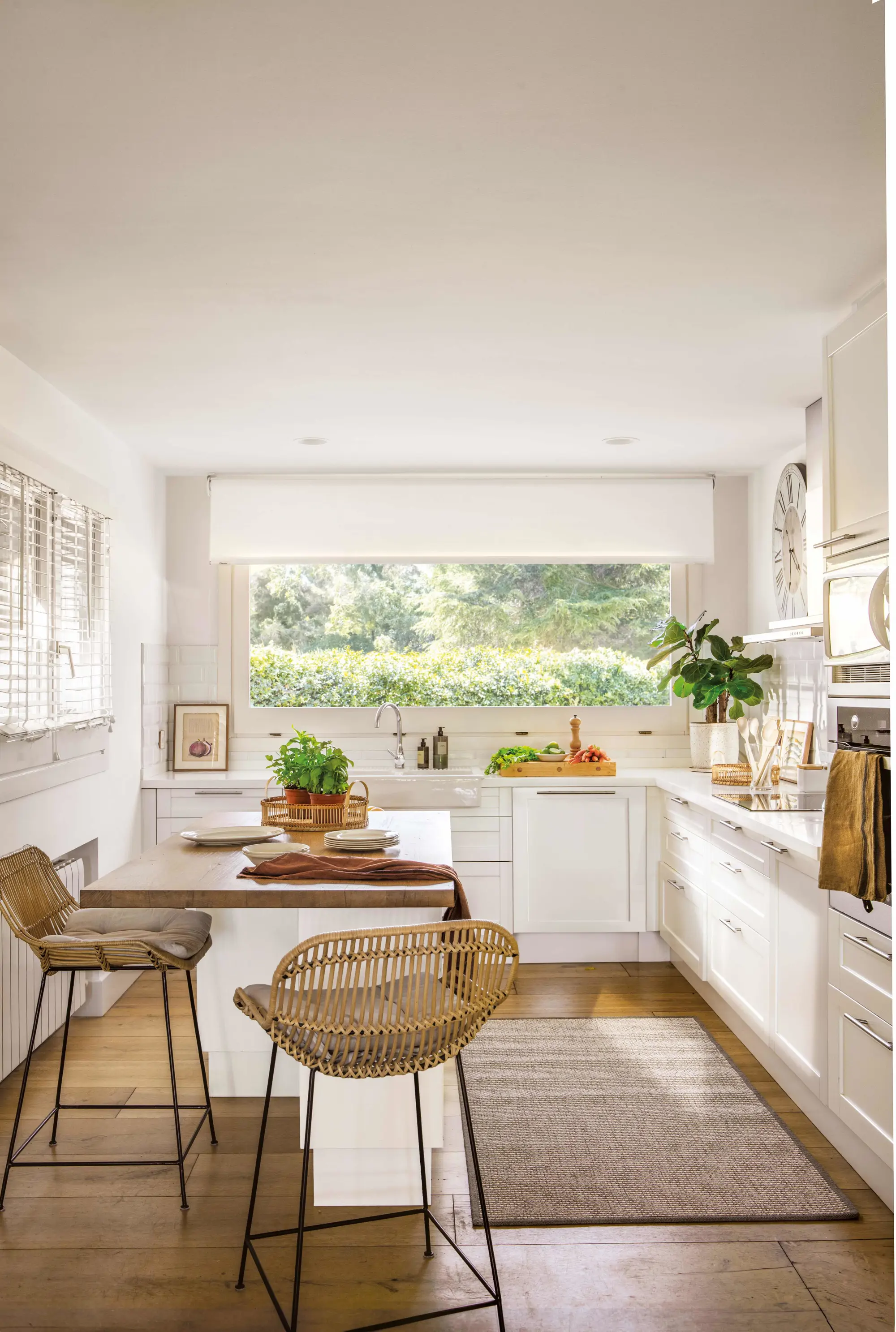Cocina pequeña decorada en blanco.