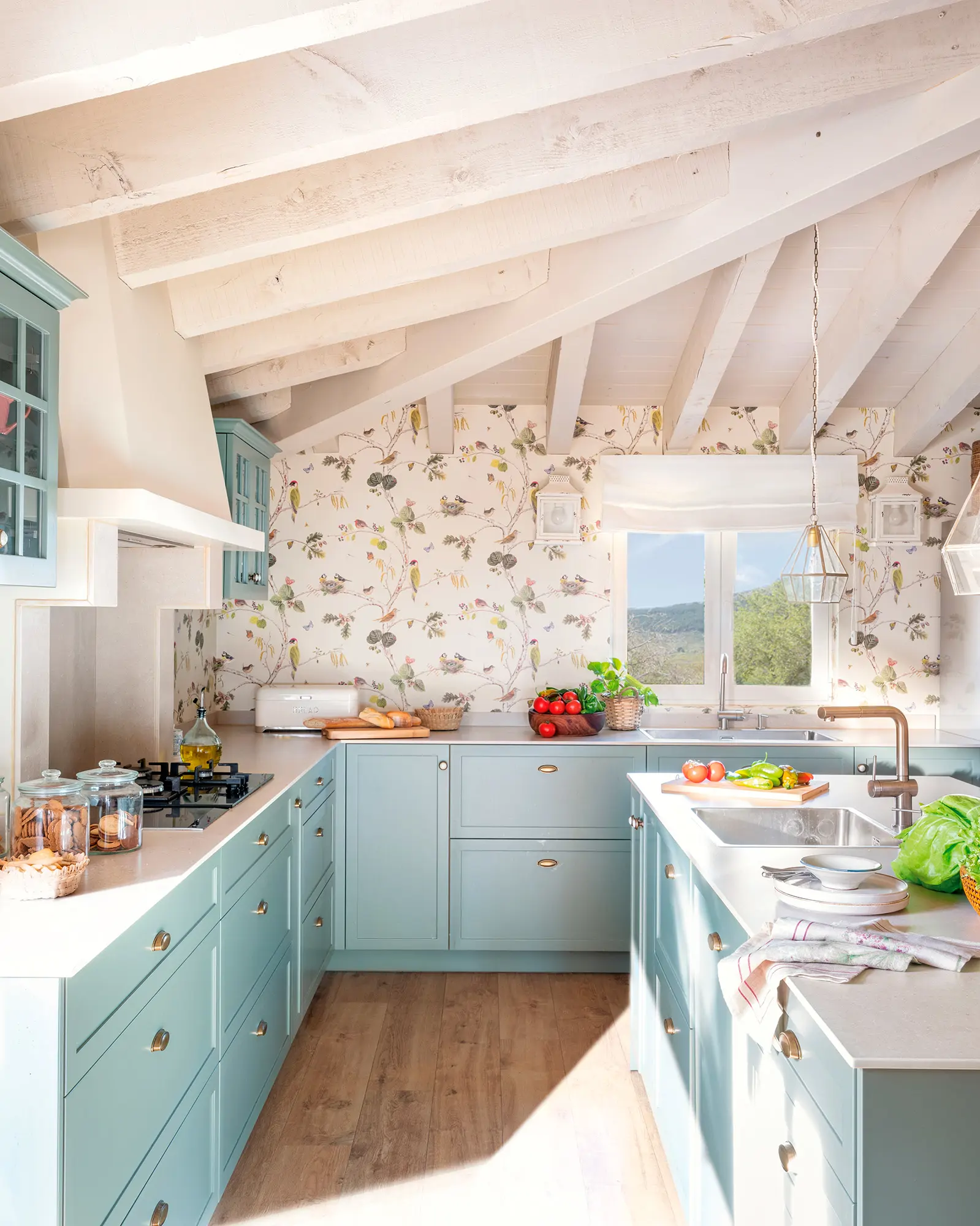 Cocina con isla de color azul.