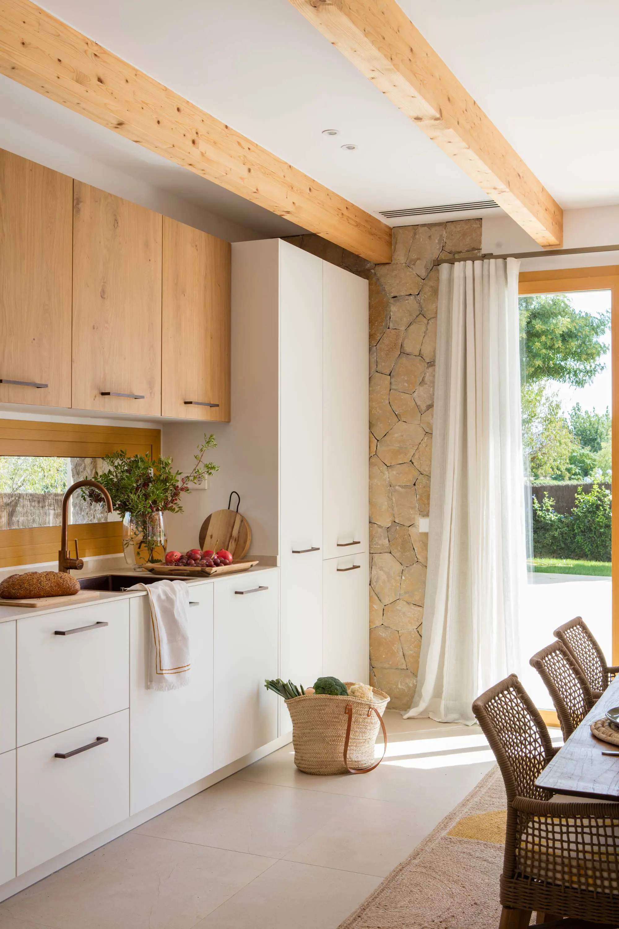 Cocina en blanco y madera.