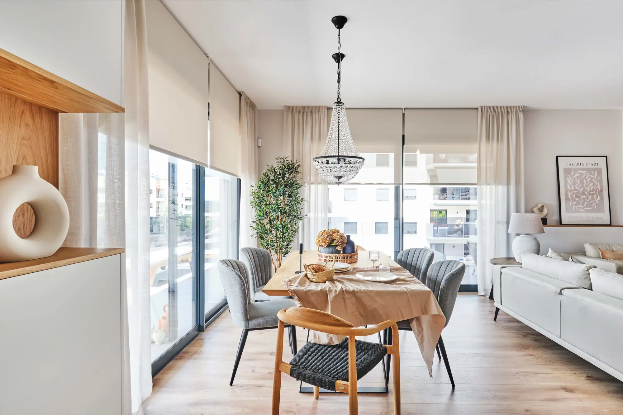 Comedor con mesa de hierro y madera y sillas tapizadas en gris