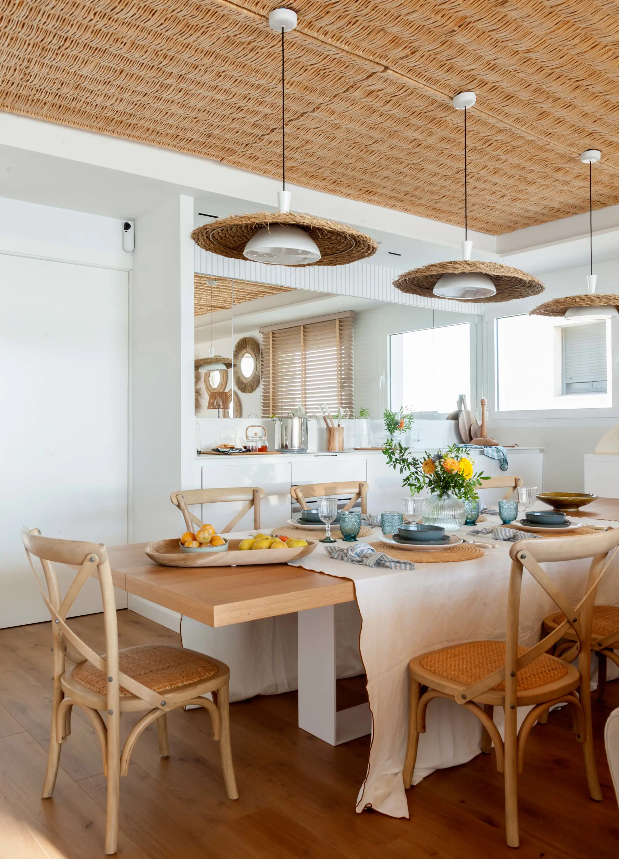 Comedor con foseado de mimbre proyecto Strada Interiors