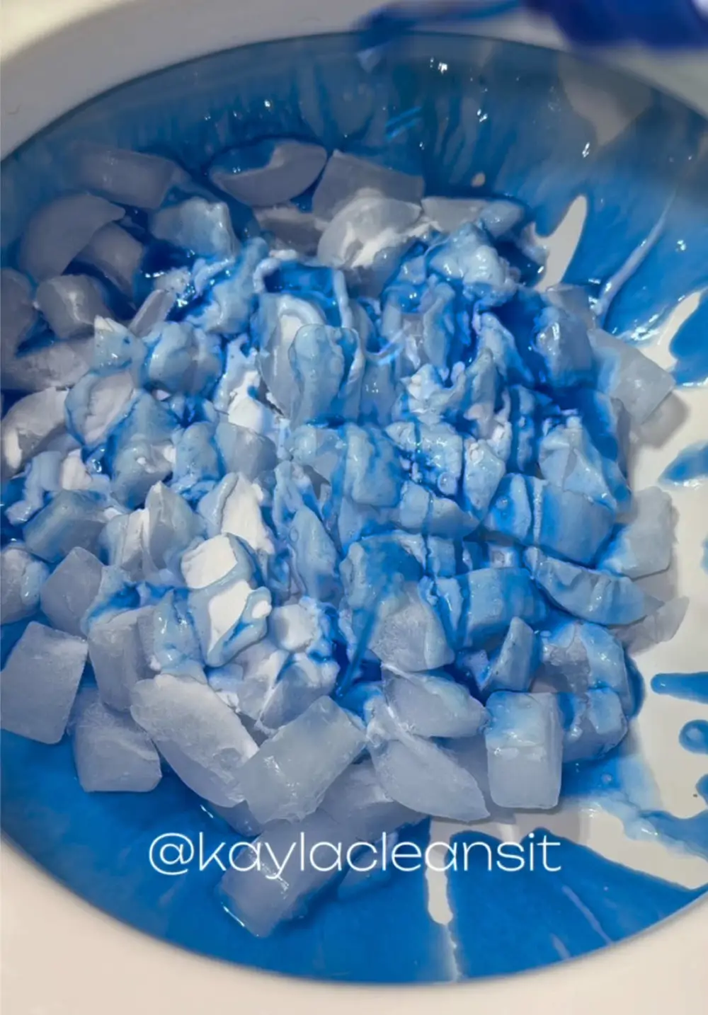 Limpieza del inodoro con hielo y bicarbonato de sodio
