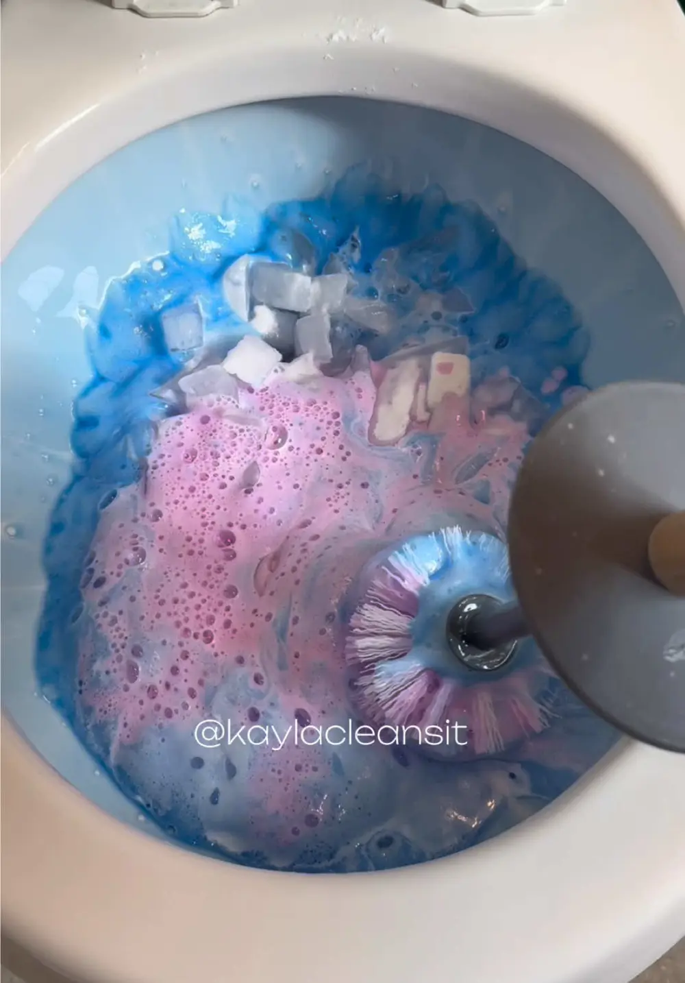 Limpieza del váter con hielo y bicarbonato de sodio