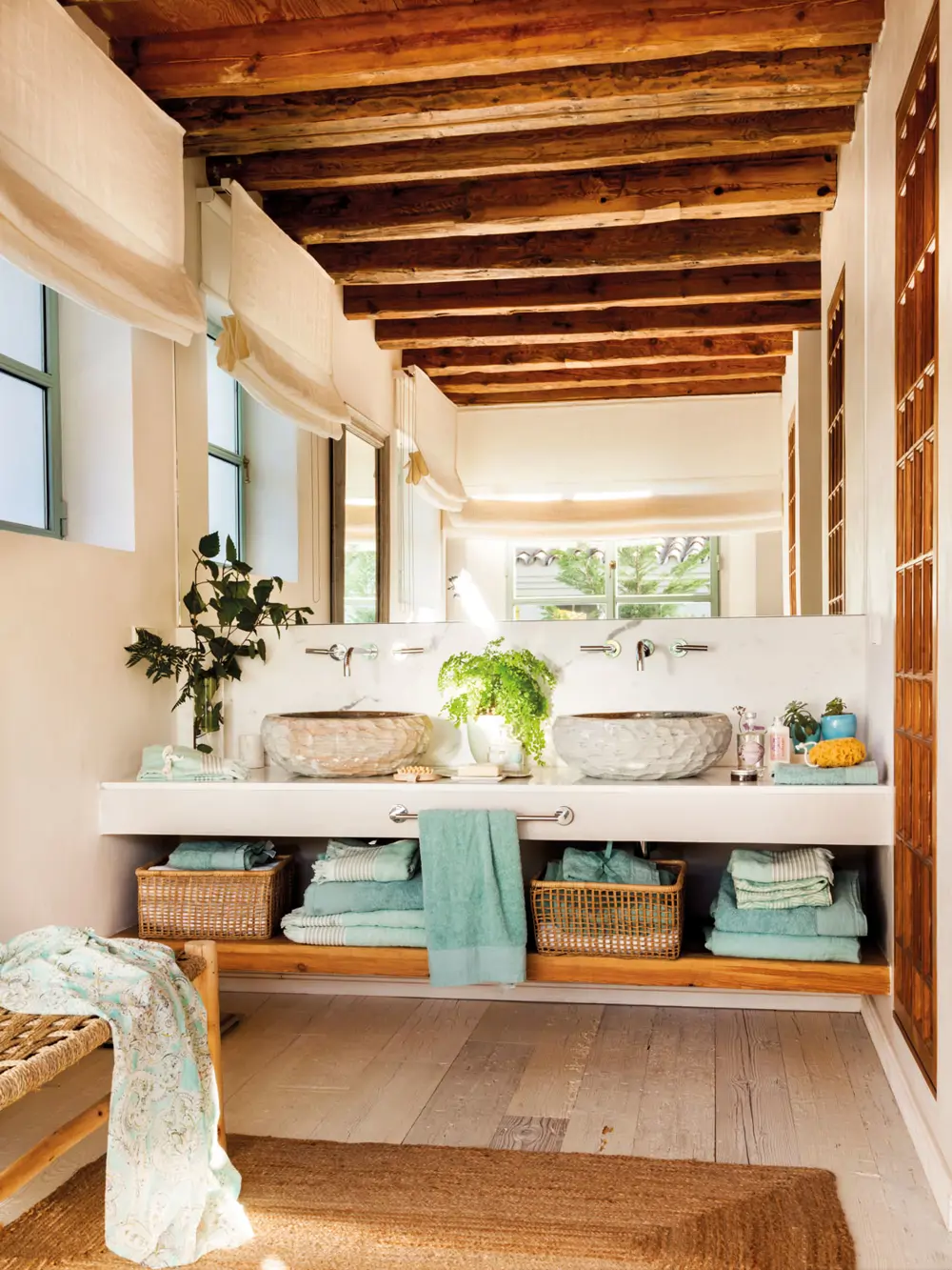 baño-con-vigas-de-madera-y-mueble-bajolavabo-volado-con-lavamanos-circulares 480751