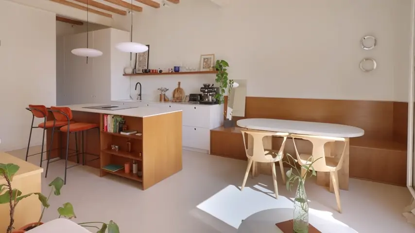 Comedor con luz natural y piezas con historia