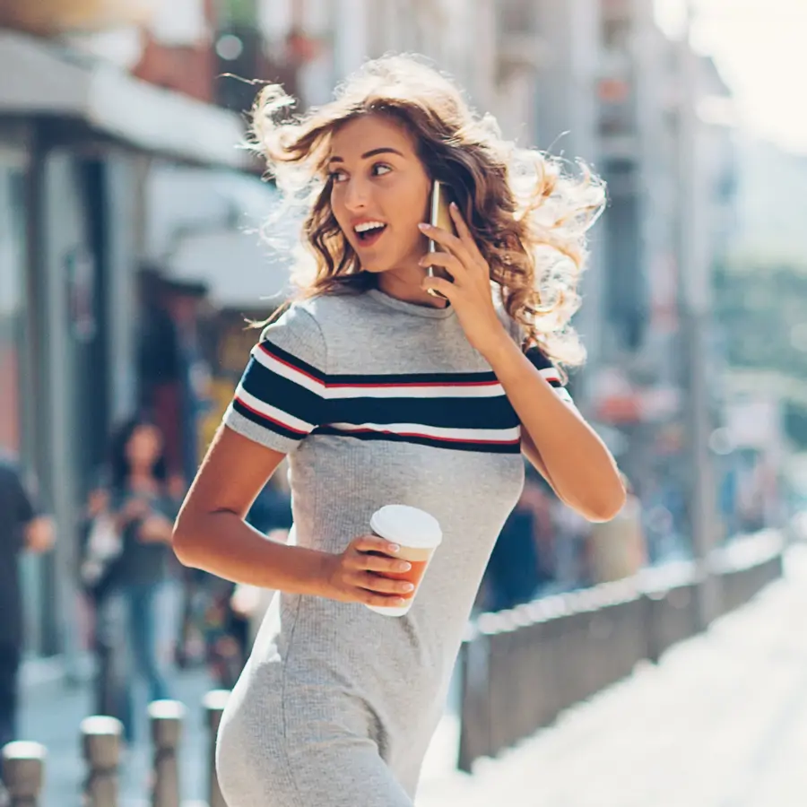 Mujer con zapatillas iStock